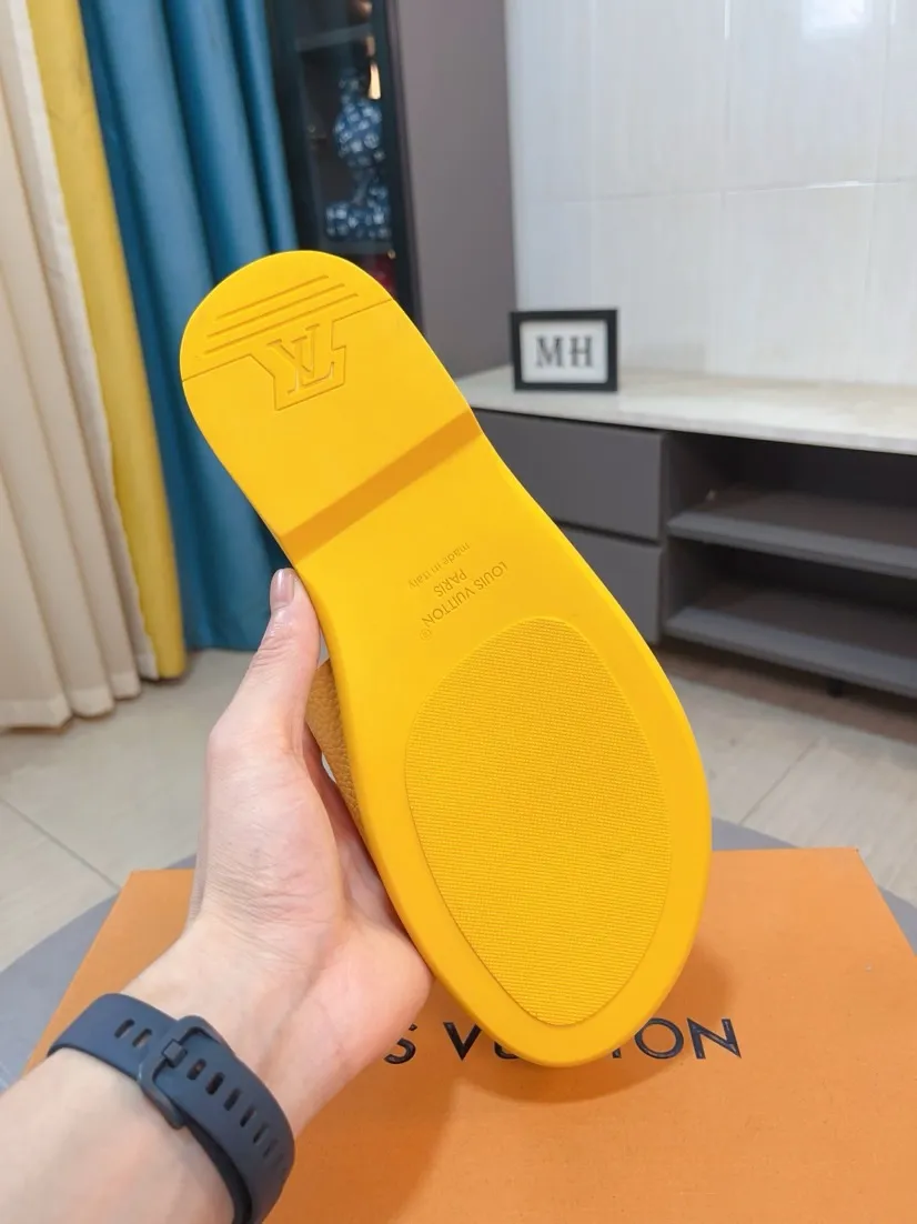 Men's shoes 💰300🌸🌸LV Ordinary men's spring and summer slippers, uppers imported from Italy, cowhide fabric, logo graphics, high-quality craftsmanship, soles: original soles specially provided by the original factory, exclusive movable molded soles super comfortable, original factory single goods, 🔍🔍high quality, you can enter and exit the counter at will, welcome to compare, size 38-45